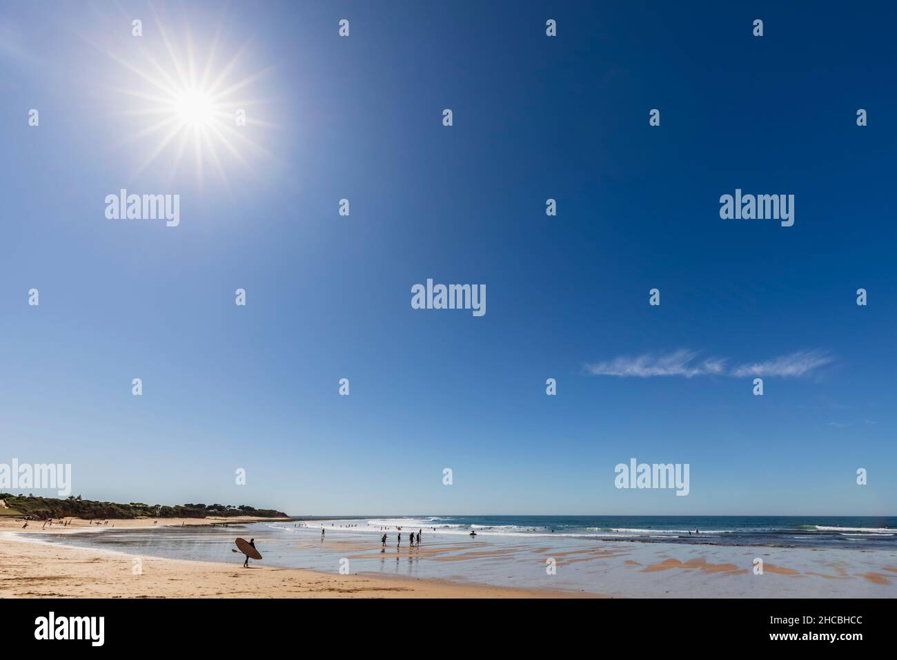 Australia, Victoria, Melbourne, nuvole su yacht galleggianti contro lo skyline della città Foto Stock