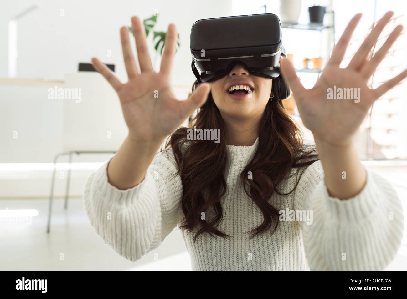 Influencer vlogging attraverso la fotocamera su amaca a casa Foto Stock