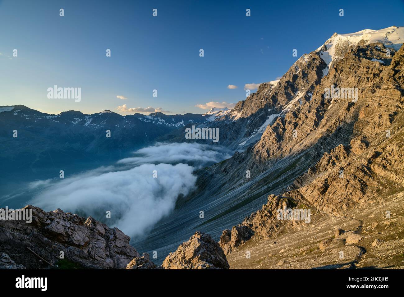 Nebbia avvolta valle nelle Alpi di Ortler all'alba Foto Stock