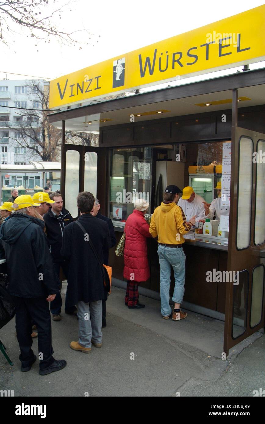 Vienna, Austria. Marzo 20, 2010. Comunità indipendente che sostiene i senzatetto, i rifugiati e le altre persone che vivono in povertà. Apertura del banco della salsiccia di Vizi Foto Stock