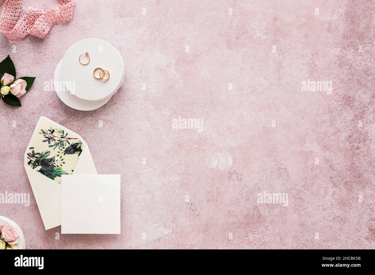 Scatto da studio di scarpe, rose, nastro e piatto da donna con coppia di anelli da matrimonio Foto Stock