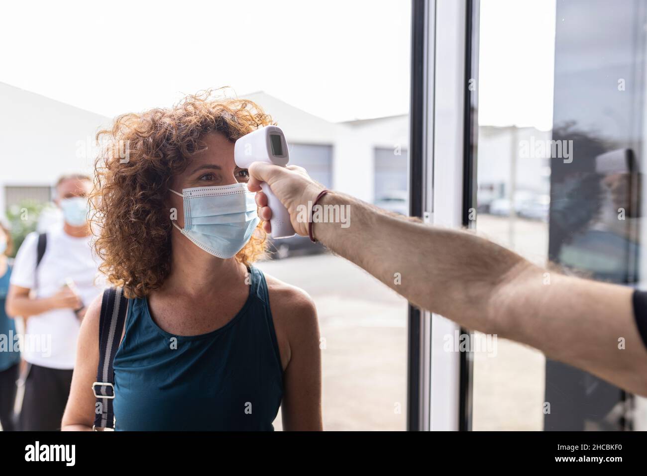 Sacchetti da punzonatura appesi in palestra Foto Stock