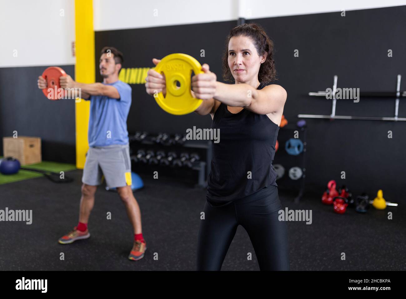 Peso di sollevamento dell'atleta in palestra Foto Stock