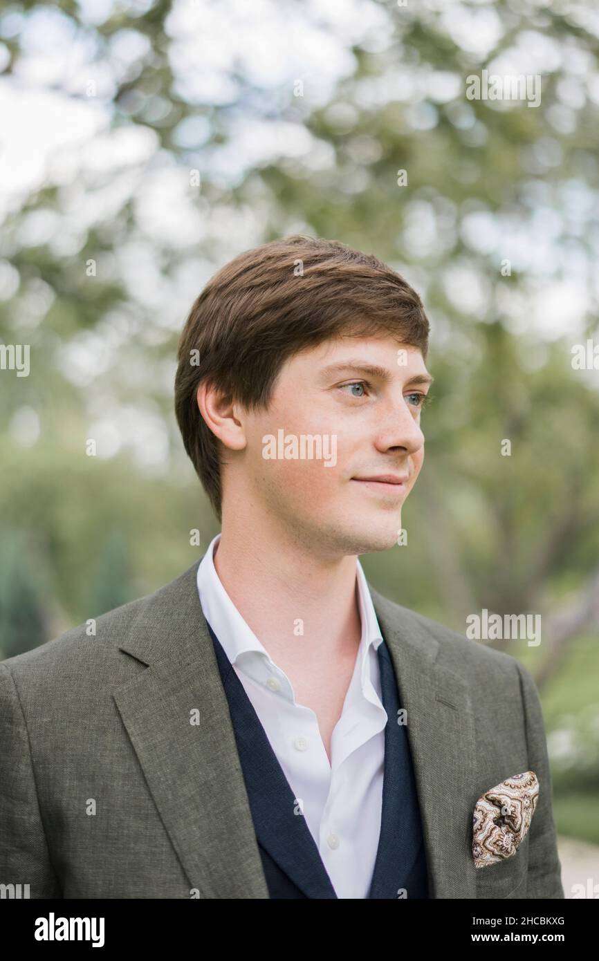 Sorridente giovane sposo vestito alla cerimonia di nozze Foto Stock