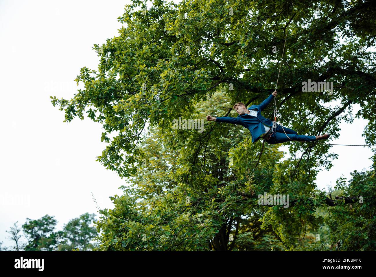 Bel modello di casa per uomo d'affari con foglia in tasca al parco Foto Stock