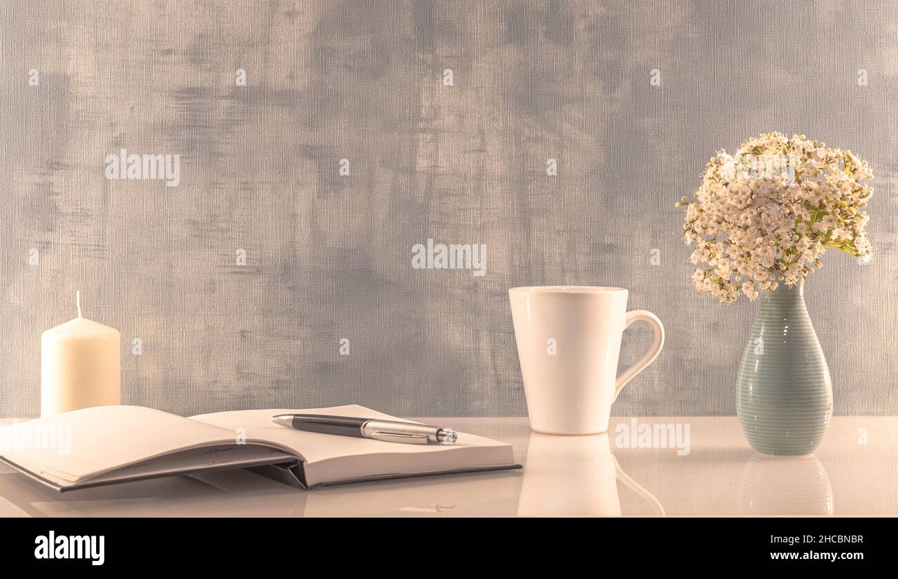 Libro aperto su una scrivania con sfondo in legno. Foto Stock
