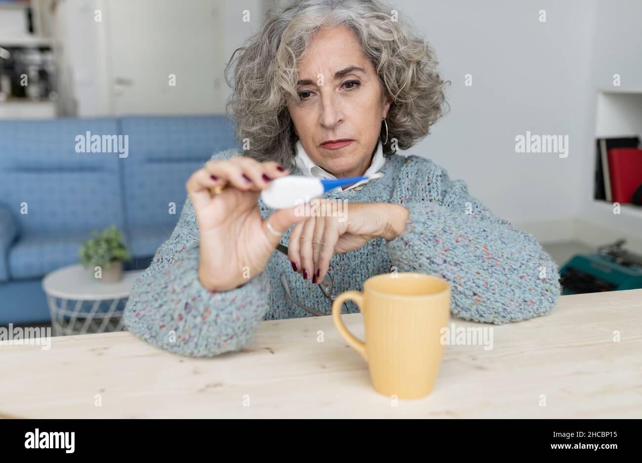Donna anziana che legge carte tarocchi sul tavolo a casa Foto Stock