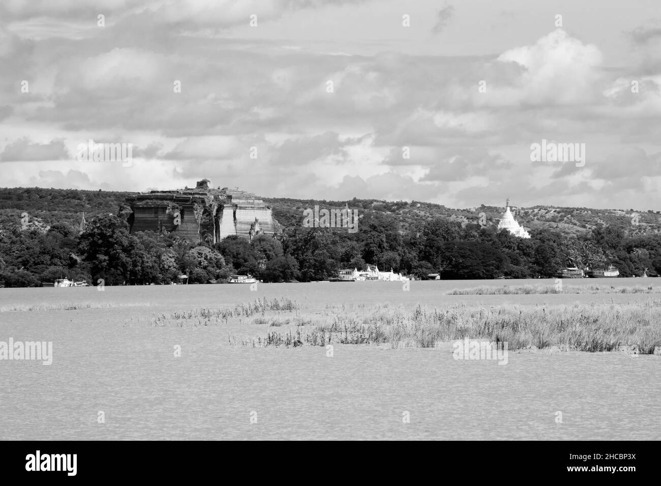 Una vista panoramica sul fiume Irrawaddy, tra la città di Mandalay e Mingun, Myanmar, Birmania Foto Stock