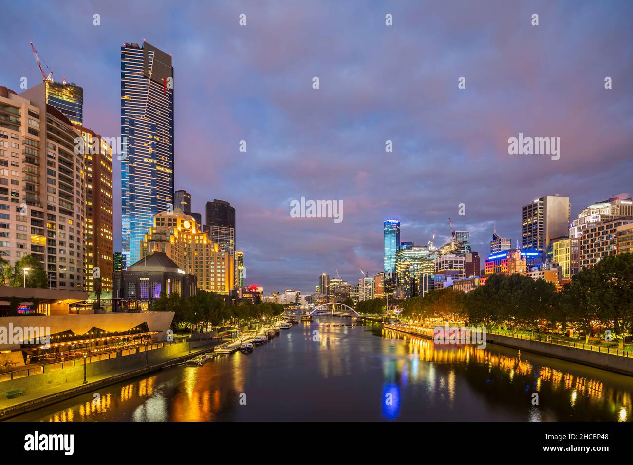Australia, Melbourne, Victoria, cielo chiaro sulle barche che galleggiano nel porto di Williamstown con lo skyline della città sullo sfondo Foto Stock