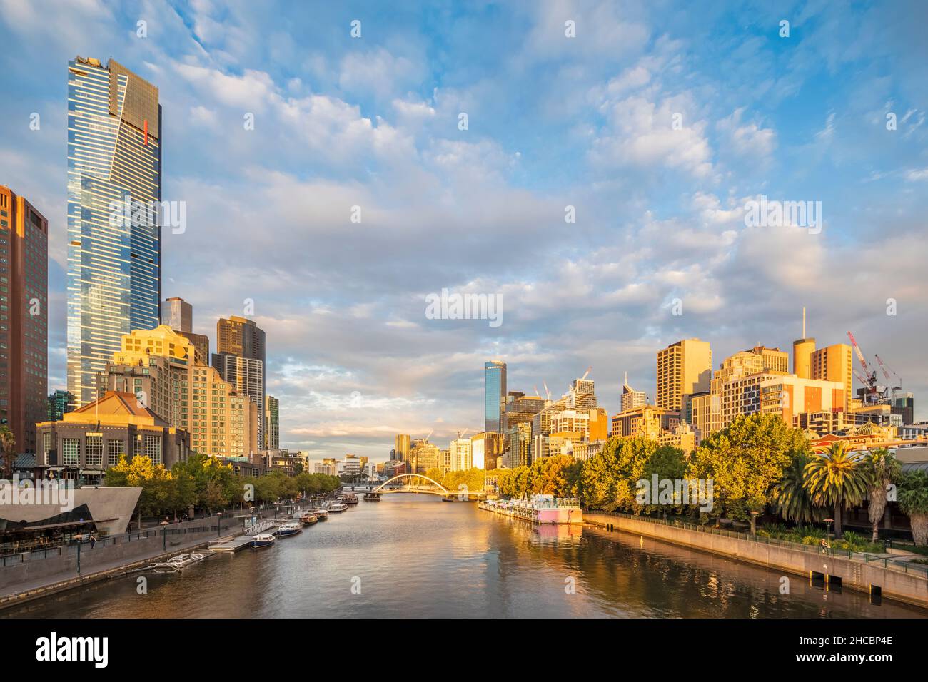 Australia, Melbourne, Victoria, cielo nuvoloso su Saint Kilda Road al tramonto Foto Stock