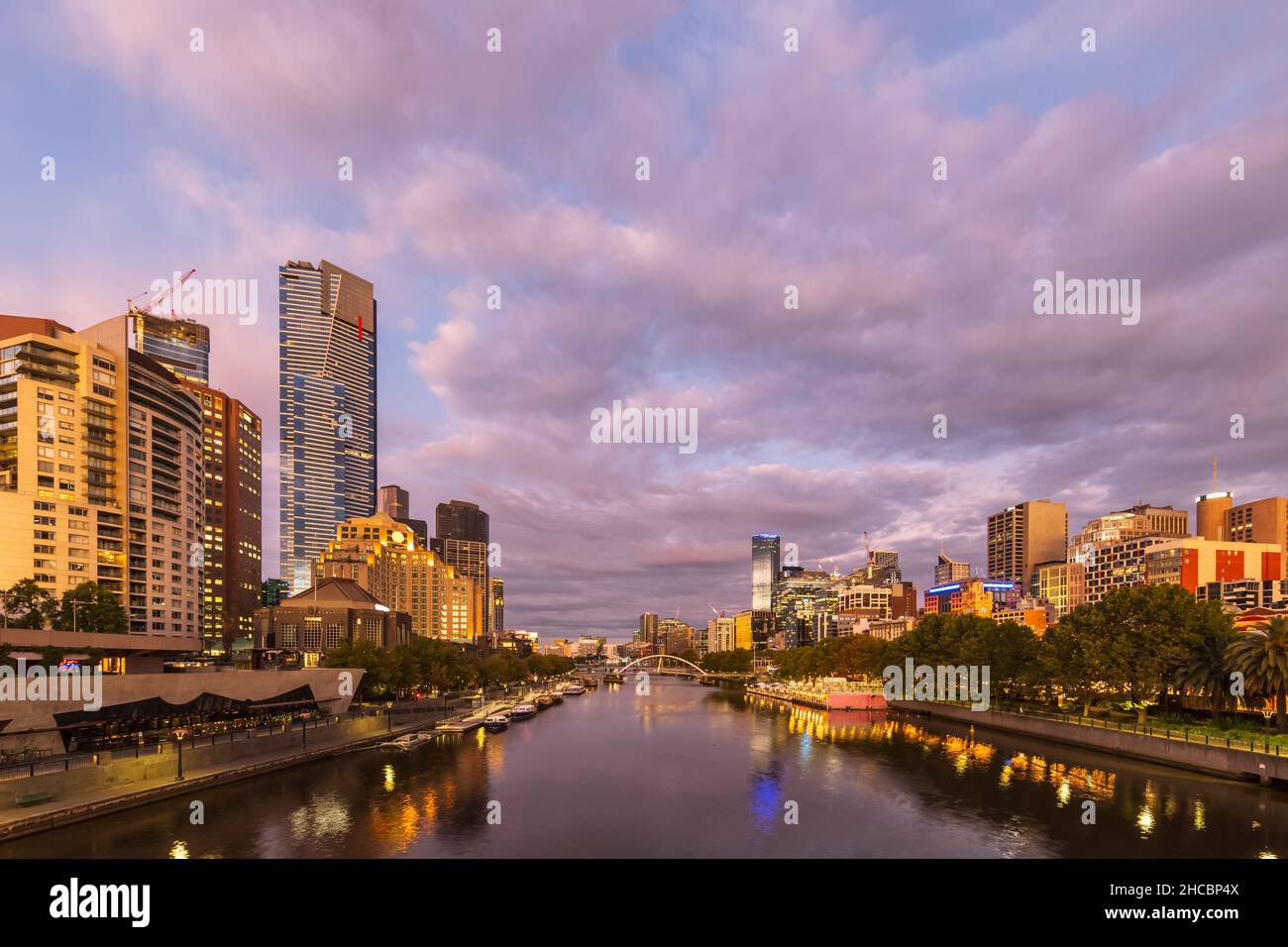 Australia, Melbourne, Victoria, cielo nuvoloso sul canale del fiume Yarra a Southbank al tramonto Foto Stock