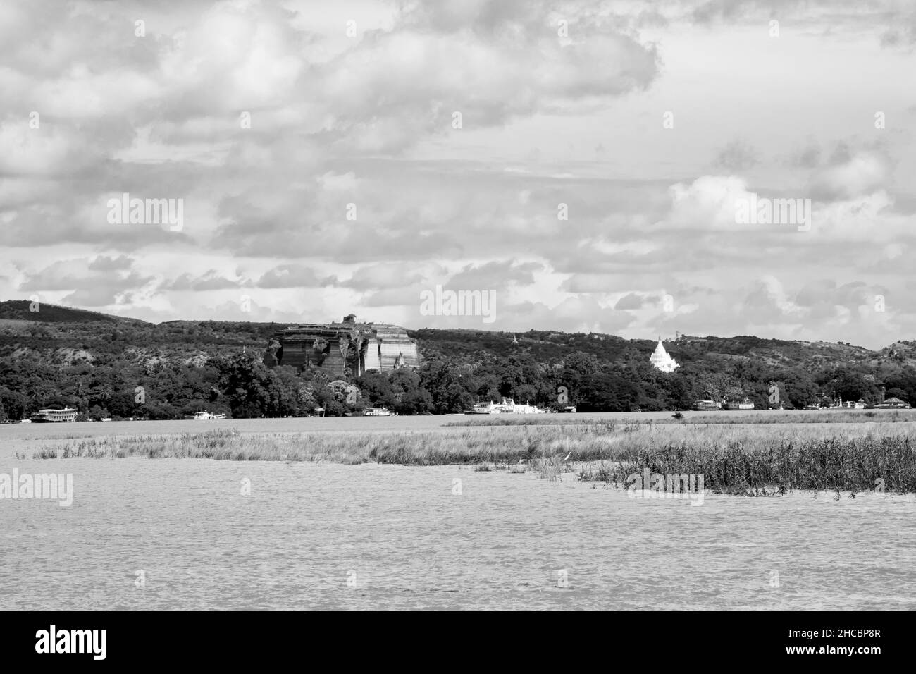 Una vista panoramica sul fiume Irrawaddy, tra la città di Mandalay e Mingun, Myanmar, Birmania Foto Stock