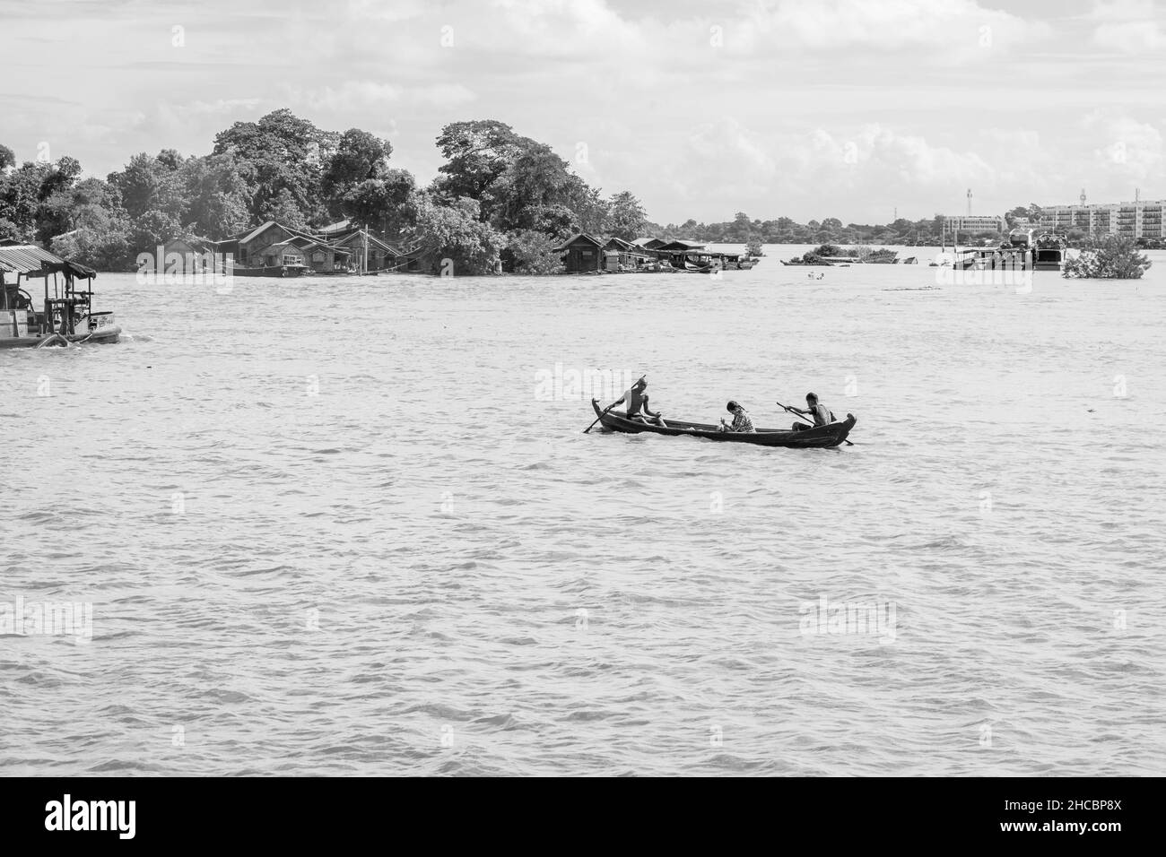 Una barca che attraversa il fiume Irrawaddy, tra la città di Mandalay e Mingun, Myanmar, Birmania Foto Stock