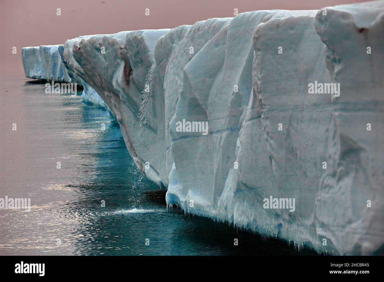 Primo piano di un iceberg a Svalbaard durante il giorno Foto Stock