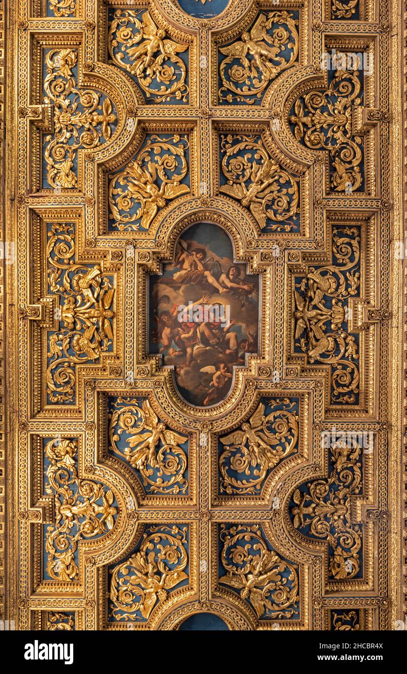 ROMA, ITALIA - 29 AGOSTO 2021: Il soffitto barocco a cassettoni nella chiesa Basilica di San Crisogono è e raffigura la Gloria di San Crisogono Foto Stock