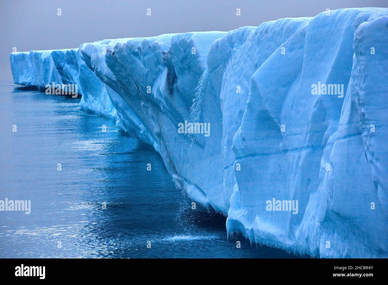 Primo piano di una scaffalatura di ghiaccio Ross in una fredda giornata invernale Foto Stock
