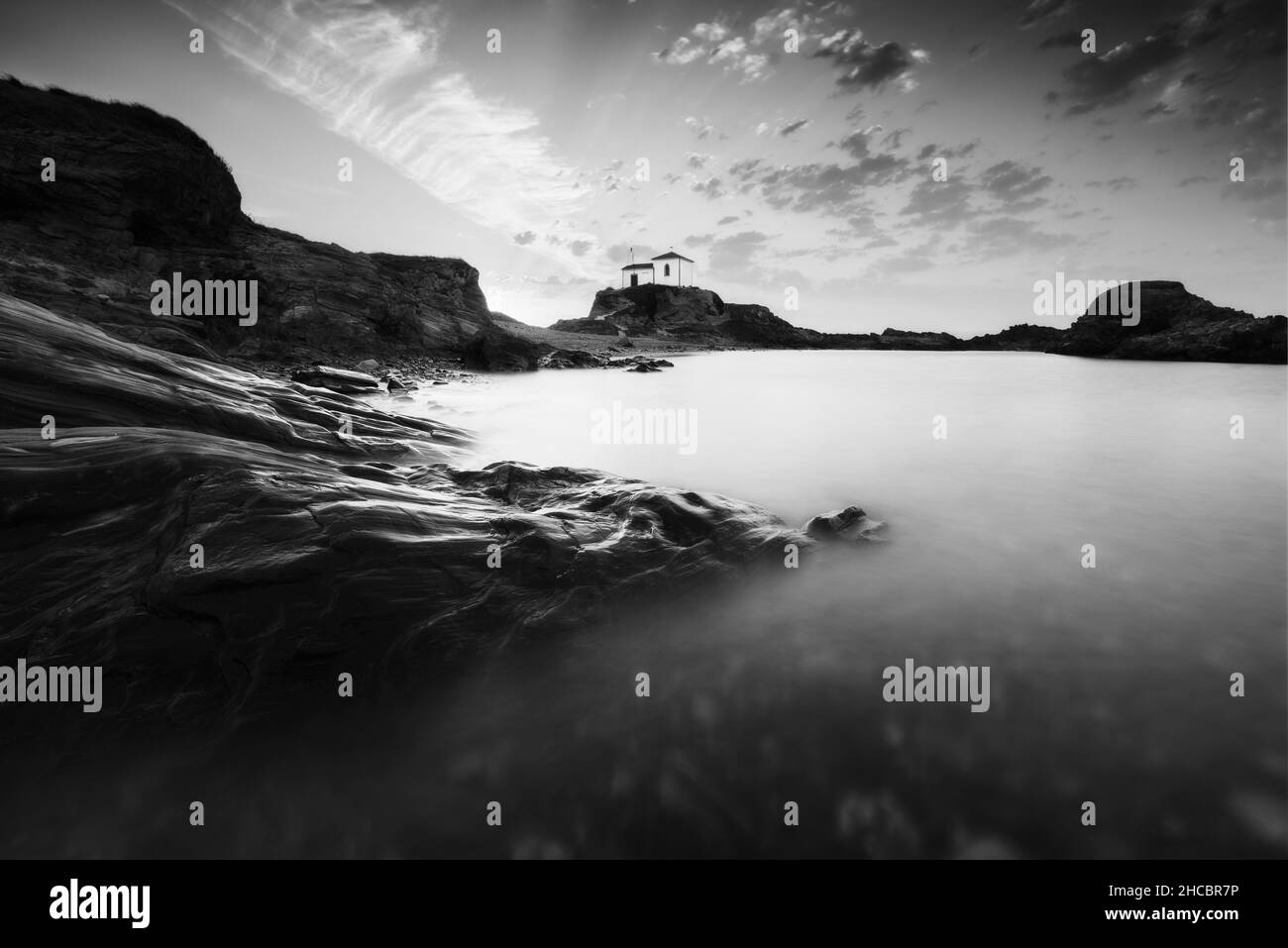 Spagna, Provincia di Coruna, Valdovino, paesaggio costiero con Virxe do Porto Hermitage sullo sfondo Foto Stock