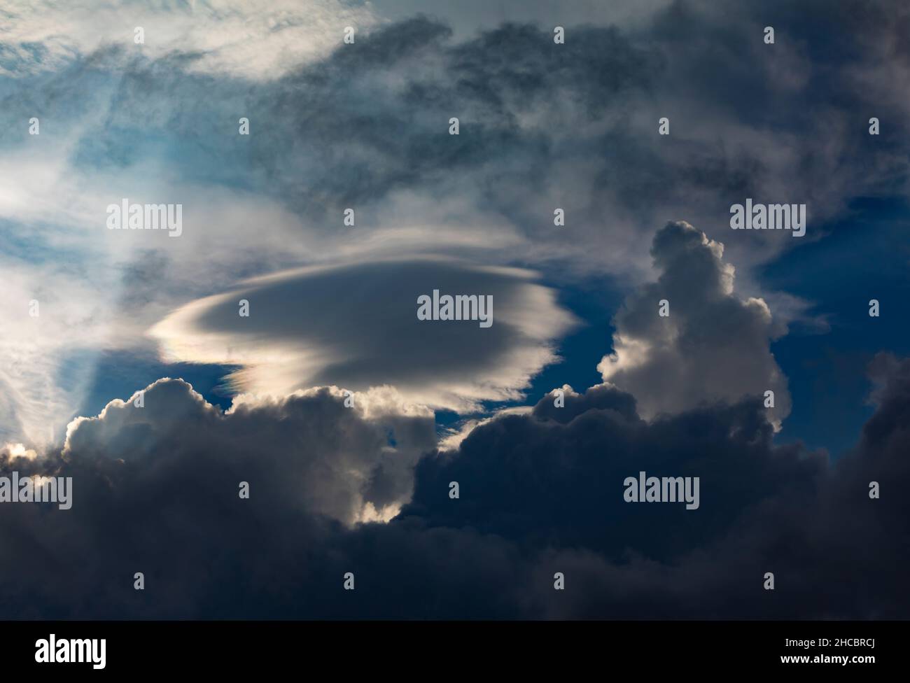 Nube lenticolare illuminata dal sole Foto Stock