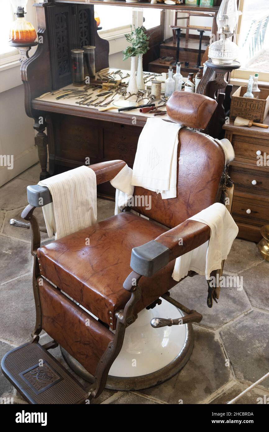 Una sedia e un'attrezzatura per barbiere d'epoca presso l'Heritage Village presso i giardini botanici della Florida a Largo, Florida. Foto Stock