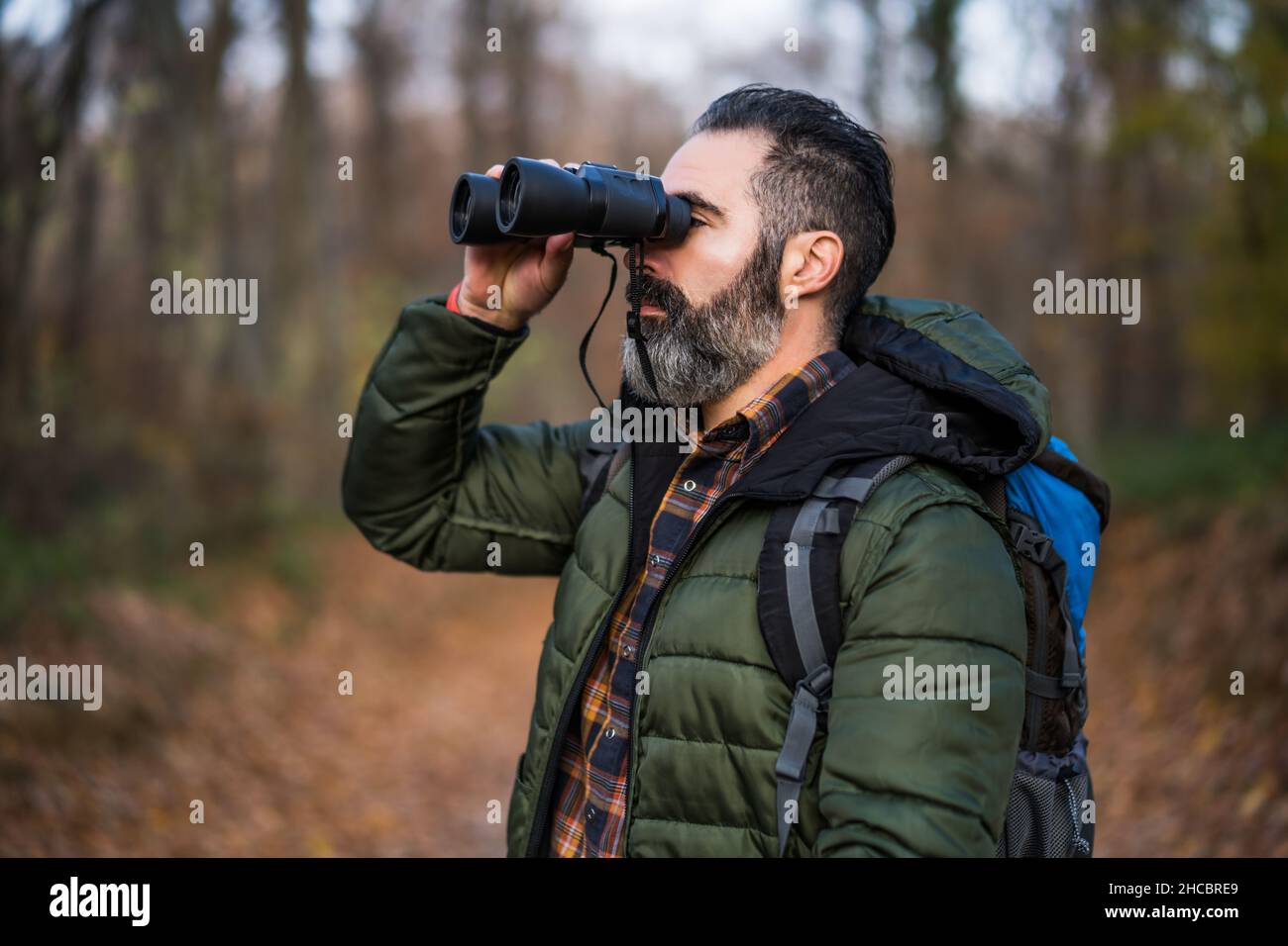 Immagine dell'uomo che fa escursioni e utilizza binocoli Foto stock - Alamy