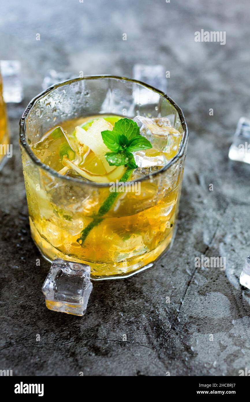 Due bicchieri di bevanda rinfrescante con lime, menta e cubetti di ghiaccio Foto Stock
