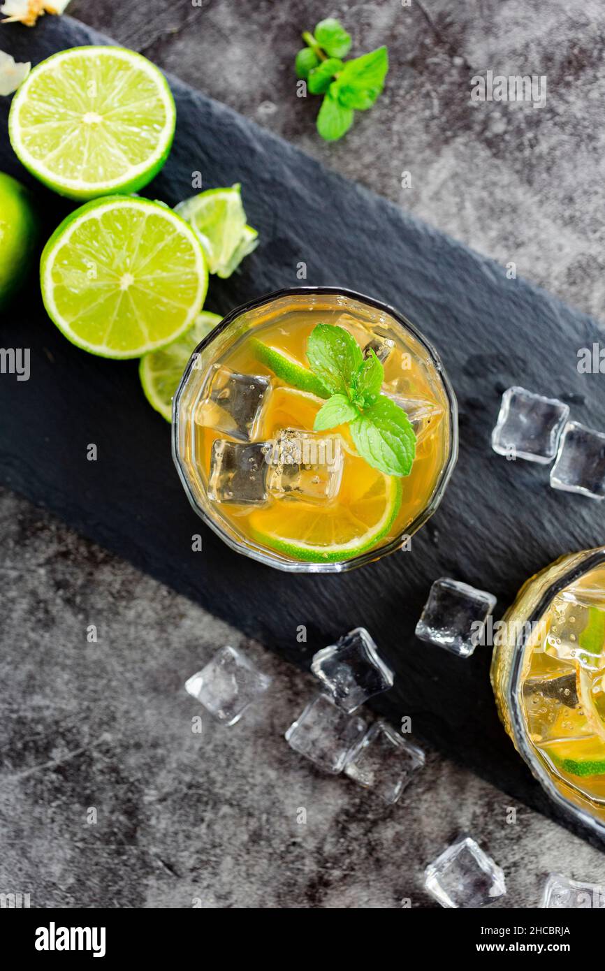 Bicchiere di bevanda rinfrescante con lime, menta e cubetti di ghiaccio Foto Stock