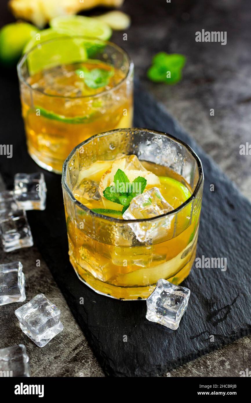 Bicchiere di bevanda rinfrescante con lime, menta e cubetti di ghiaccio Foto Stock