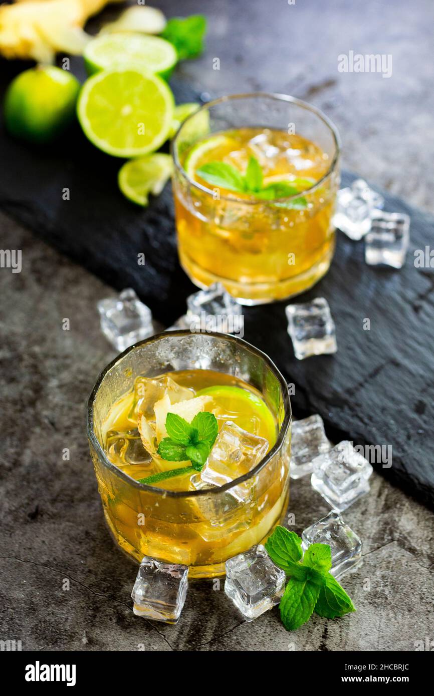 Due bicchieri di bevanda rinfrescante con lime, menta e cubetti di ghiaccio Foto Stock
