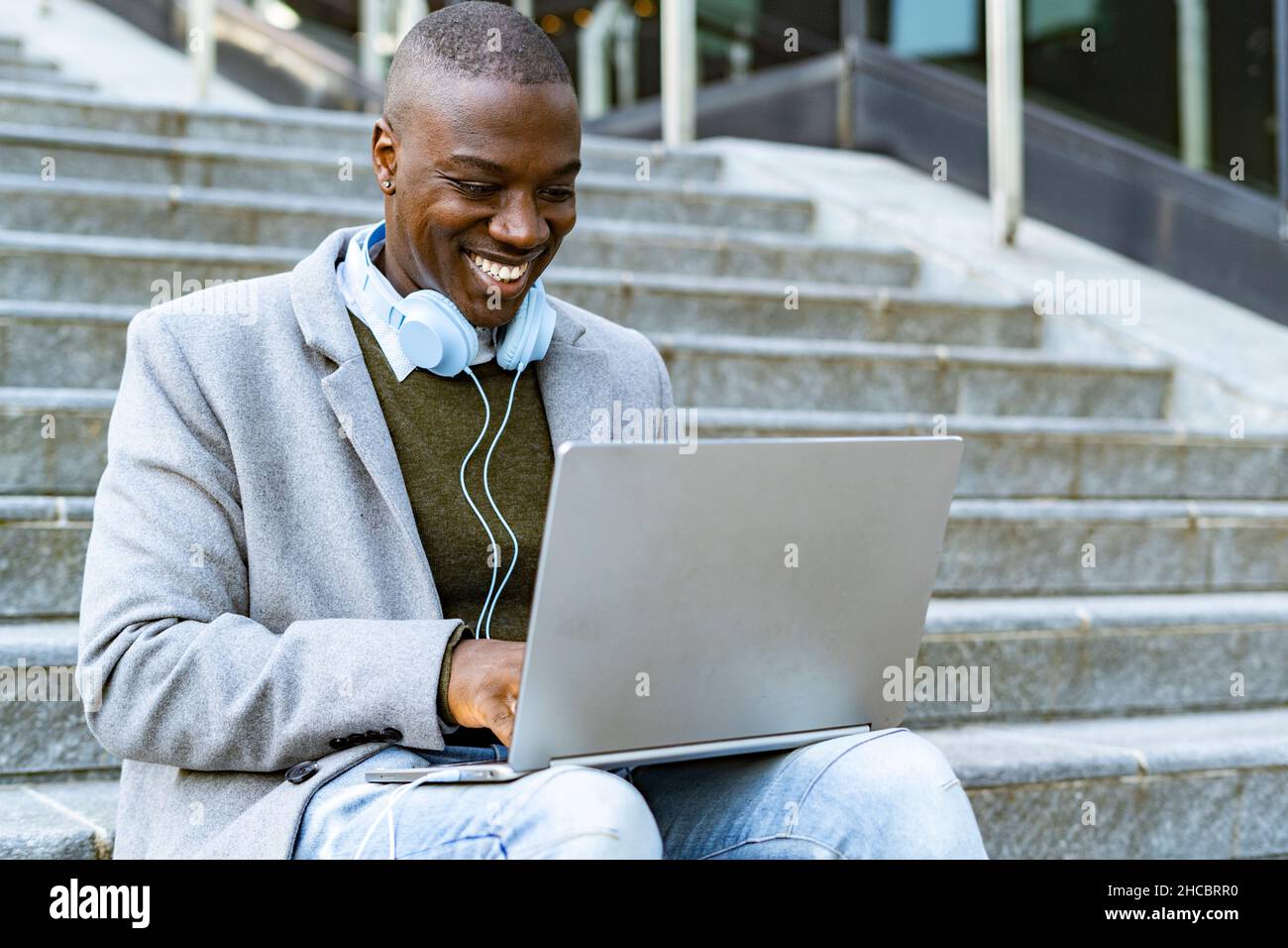 Strategia di pianificazione per uomini d'affari utilizzando un computer portatile seduto su gradini Foto Stock