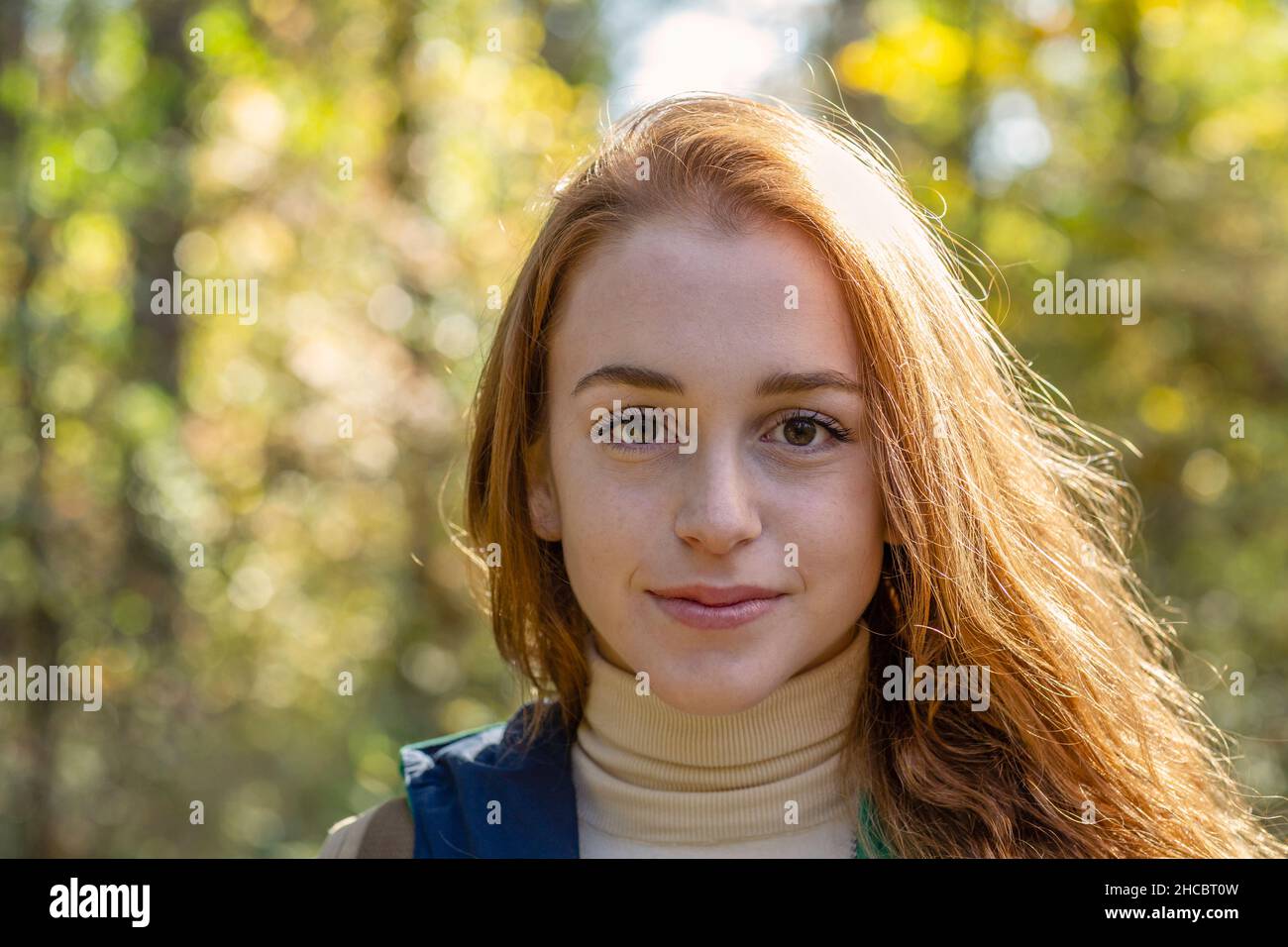 Red head giovane donna escursioni nella foresta Foto Stock