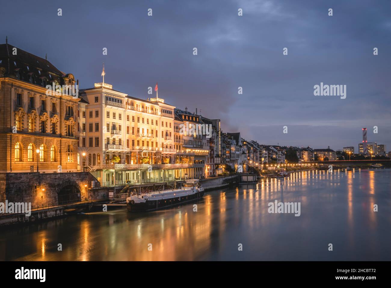 Svizzera, Basilea-Città, Basilea, il lungomare della città di notte visto da Middle Bridge Foto Stock