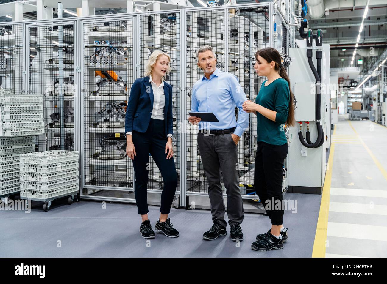 Colleghi che hanno discusso nell'industria automatizzata Foto Stock