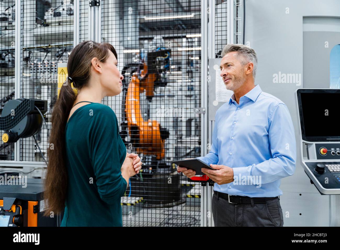 Uomo d'affari che ha discusso con il collega all'industria elettrica Foto Stock