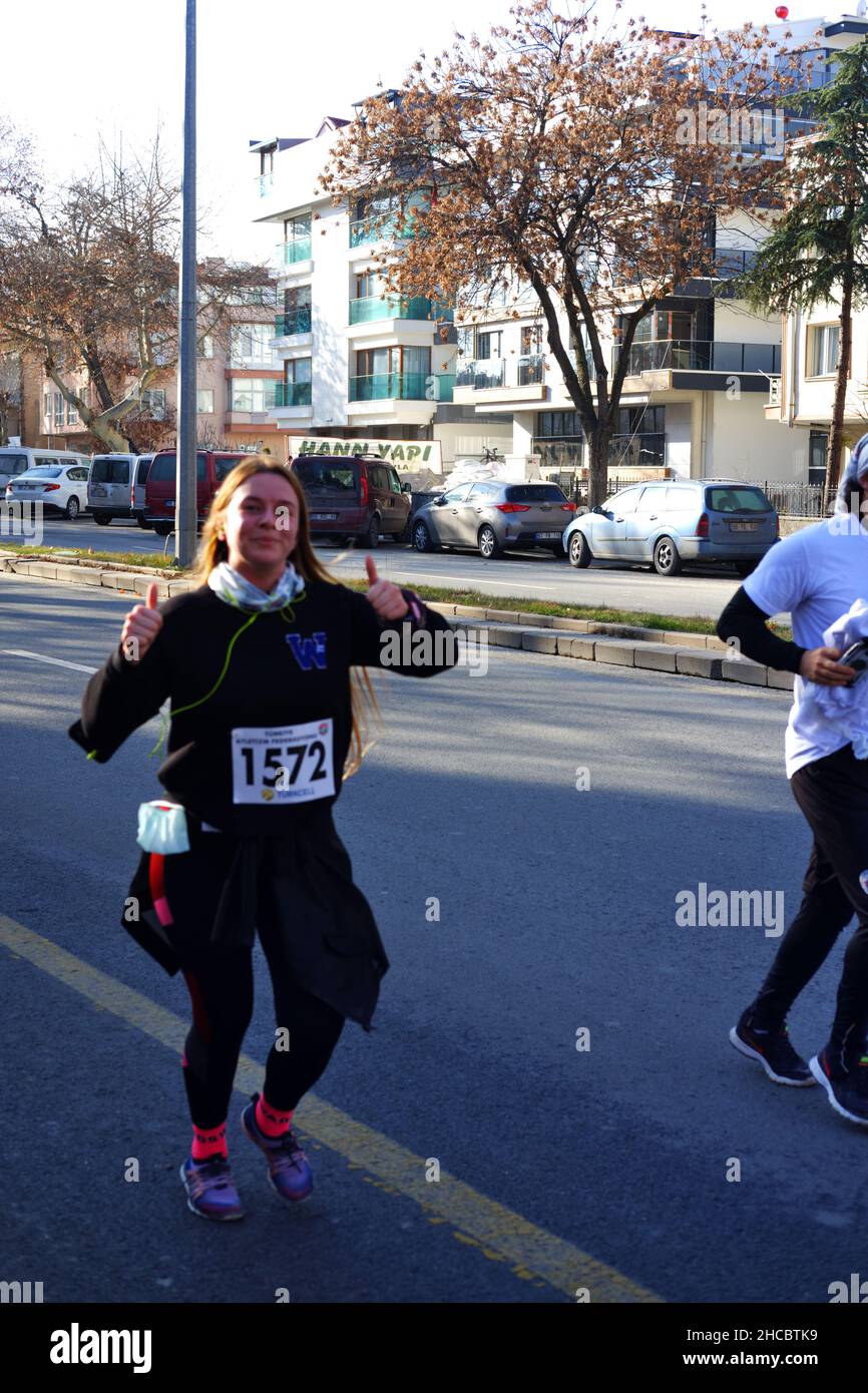 Ankara, Turchia. 27th Dic 2021. 'Ataturk Kosusu° Run per onorare l'arrivo di Ataturk ad Ankara tenuto da volontari cittadini Credit: Del Calle/Alamy Live News Foto Stock