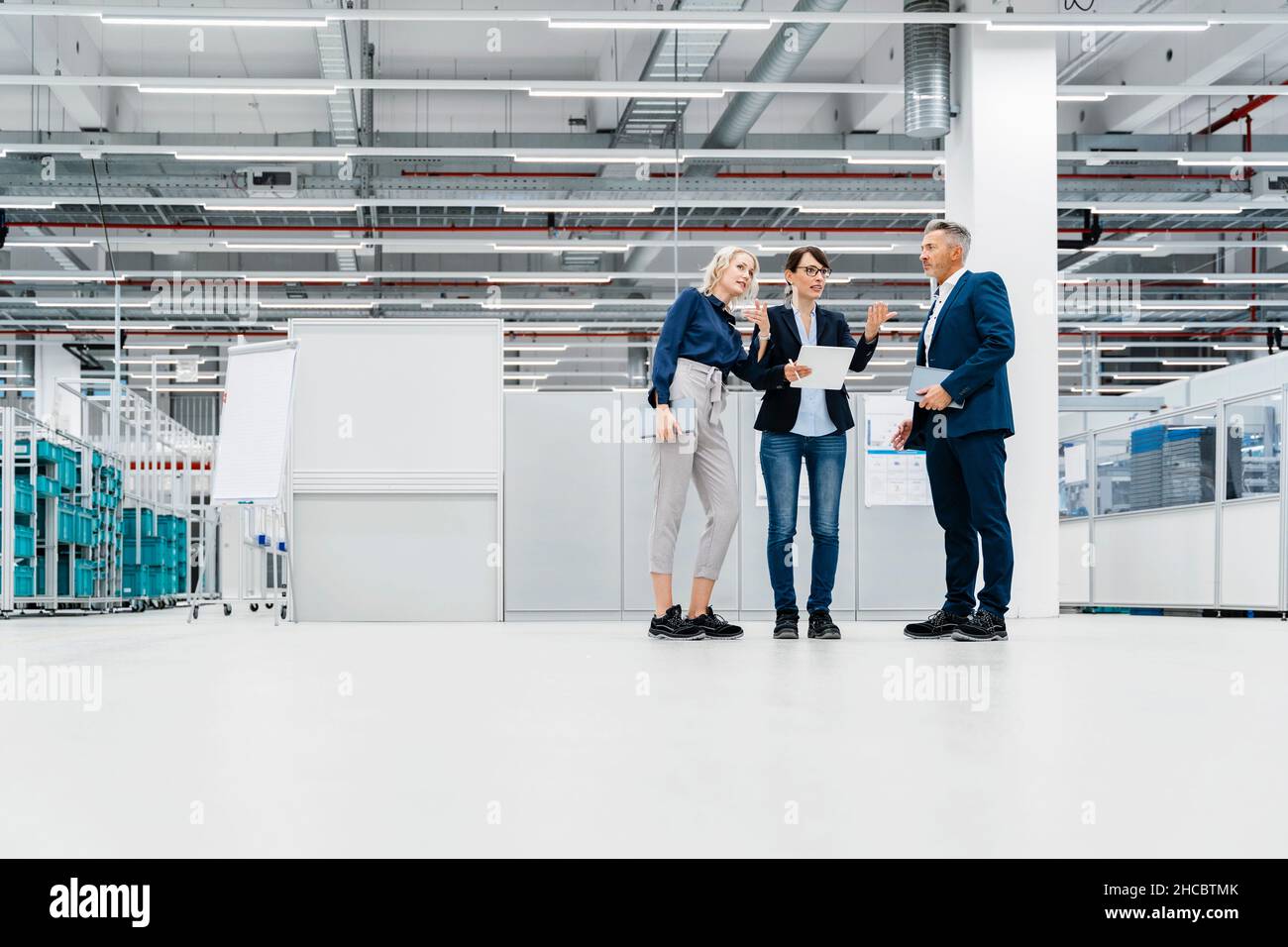 Donne d'affari che hanno discusso con il collega nell'industria elettrica Foto Stock