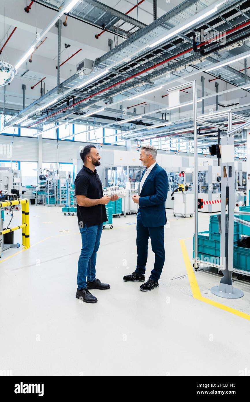 Uomo d'affari che ha discusso con l'ingegnere nell'industria elettrica Foto Stock