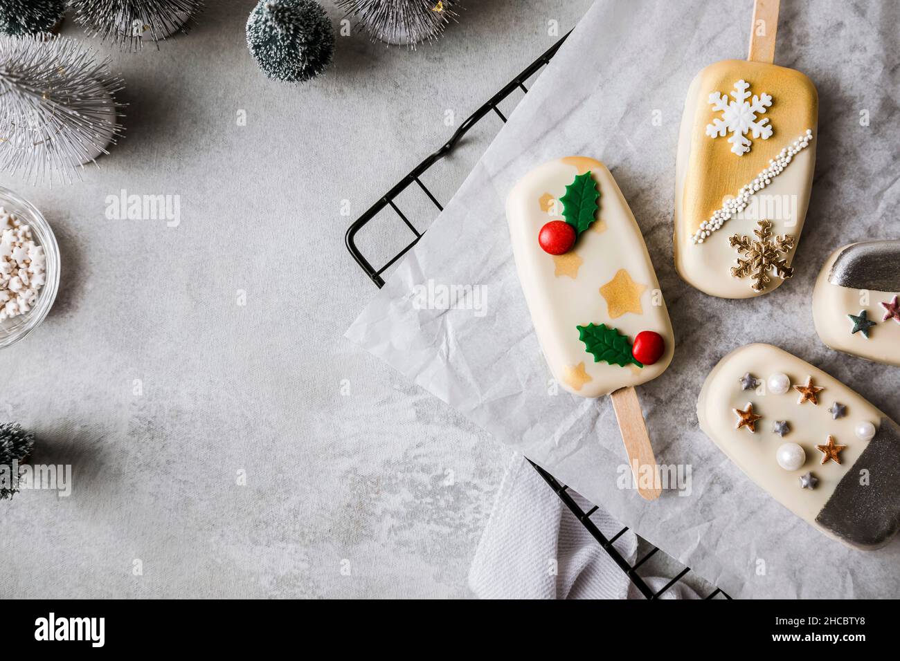 Dolce pop bianco decorato a Natale su un tavolo marrone Foto Stock