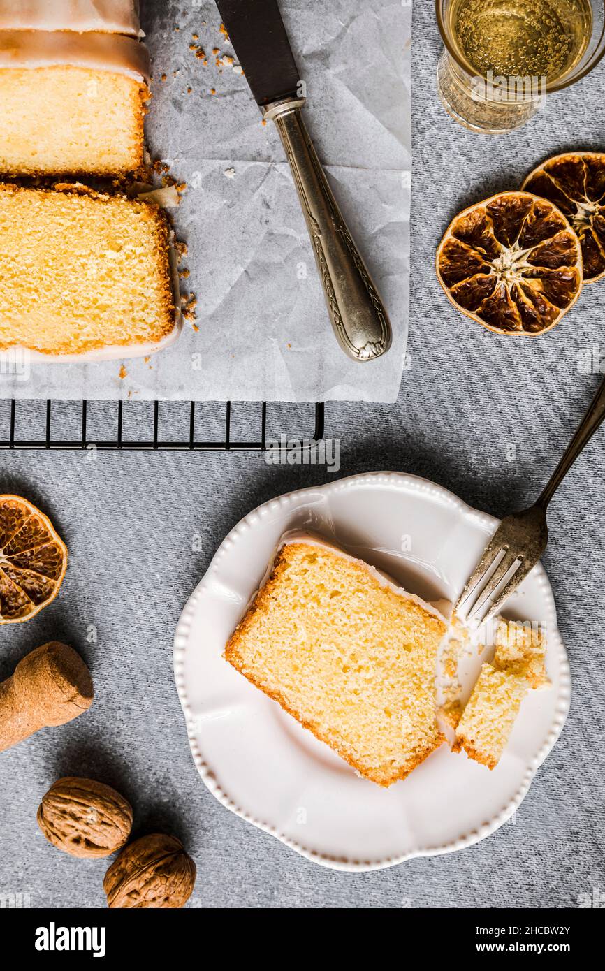 Invitante torta di pane all'arancia con bokeh leggero Foto Stock