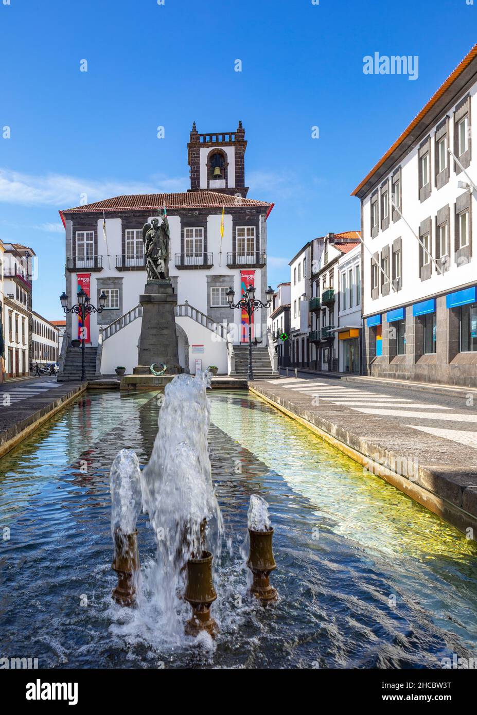 Portogallo, Azzorre, Ponta Delgada, Fontana e piscina riflettente del municipio di Ponta Delgada Foto Stock
