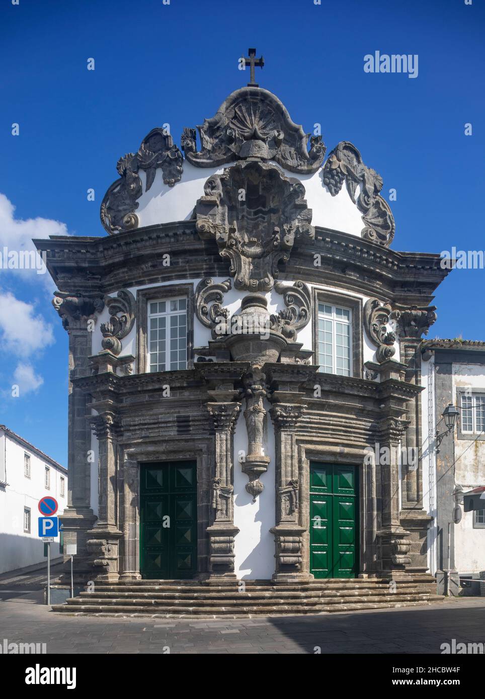 Portogallo, Azzorre, Ribeira Grande, facciata ornata della Chiesa di Espirito Santo Foto Stock