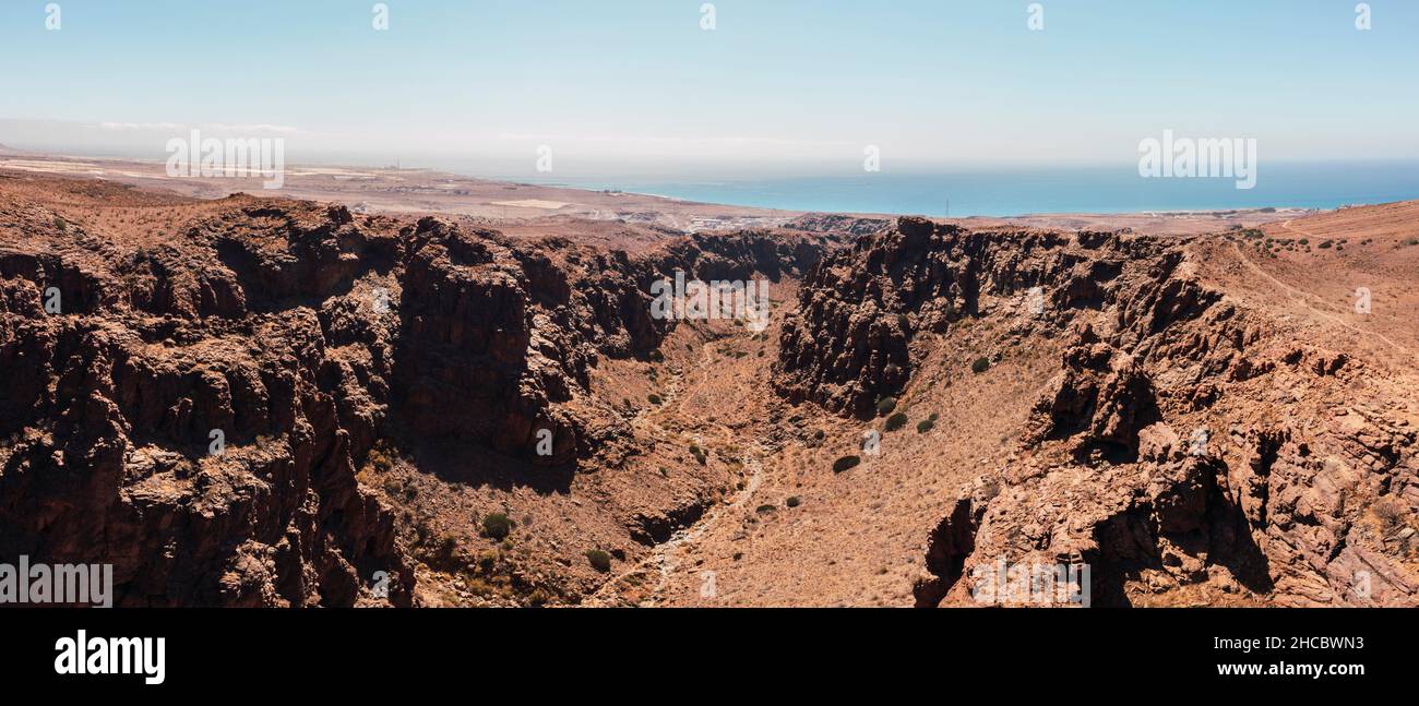 Montagne rocciose e valle in giornata di sole, Gran Canaria, Spagna Foto Stock