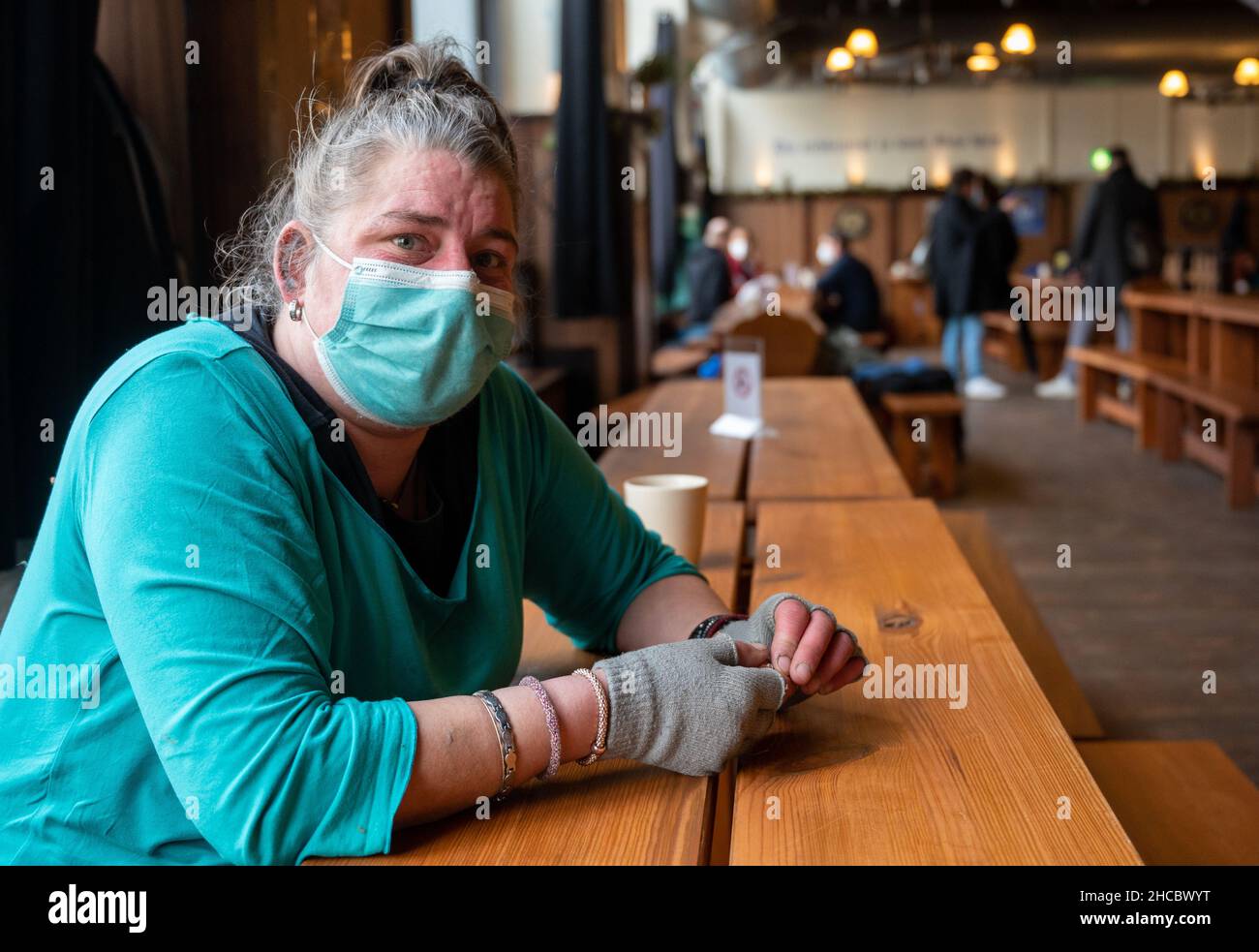 Berlino, Germania. 27th Dic 2021. Janet è seduto a Berlino Hofbräuhaus. Il  Hofbräuhaus è aperto ai senzatetto e distribuisce pasti caldi a partire  dalle ore 10-16. Credit: Christophe Gateau/dpa - ATTENZIONE: Solo