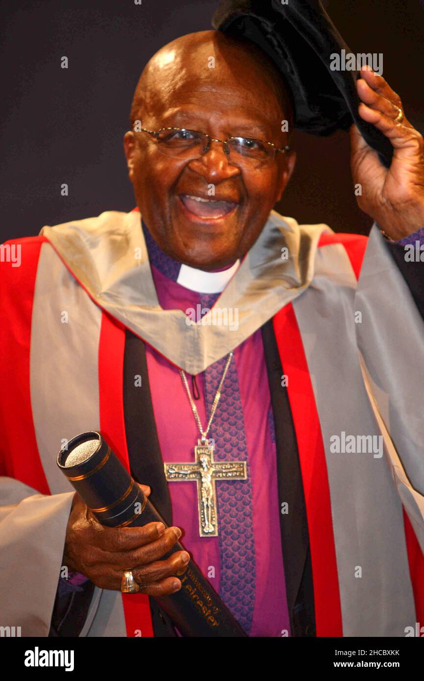 MONS. DEMOND TUTU VENERDÌ POMERIGGIO LUGLIO 15 2011WHERE HA CONSEGUITO LA LAUREA HONORIS PRESSO L'UNIVERSITÀ DI LEICESTER. Desmond Tutu, uno degli attivisti per la pace più importanti del mondo, è stato oggi laureato in onorificenza (ven). Il 79 anni è stato onorato per il suo lavoro nel campo delle relazioni razziali nella cerimonia speciale presso l'Università di Leicester. L'Arcivescovo Tutu, che ha ricevuto il Premio Nobel per la Pace nel 1984 per la sua lotta contro l'apartheid sudafricano, ha conseguito la laurea onoraria Dottore delle lettere. "Non ci può essere un modello di ruolo più grande per il nostro g Foto Stock