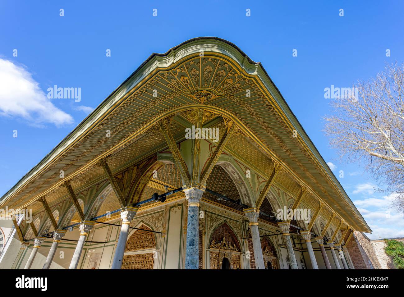 Dettagli di antiche decorazioni dorate del soffitto in sculture in legno ricoperte d'oro nel Palazzo Topkapi di Istanbul. Foto Stock