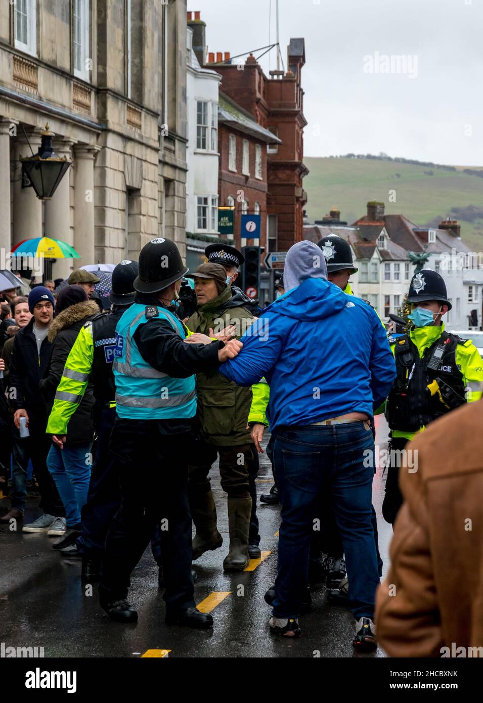 Lewes, East Sussex, Regno Unito. 27th Nov 2021. La polizia interviene mentre i sostenitori e i manifestanti della caccia si scontrano mentre i sostenitori di Southdown ed Eridge Hunt si riuniscono a Lewes per rallegrarsi e applaudire la caccia locale mentre attraversa la città in questo evento di boxe. Allo stesso tempo i manifestanti della caccia anti si riunirono per protestare contro gli sport del sangue. Credit: Newspics UK South/Alamy Live News Foto Stock