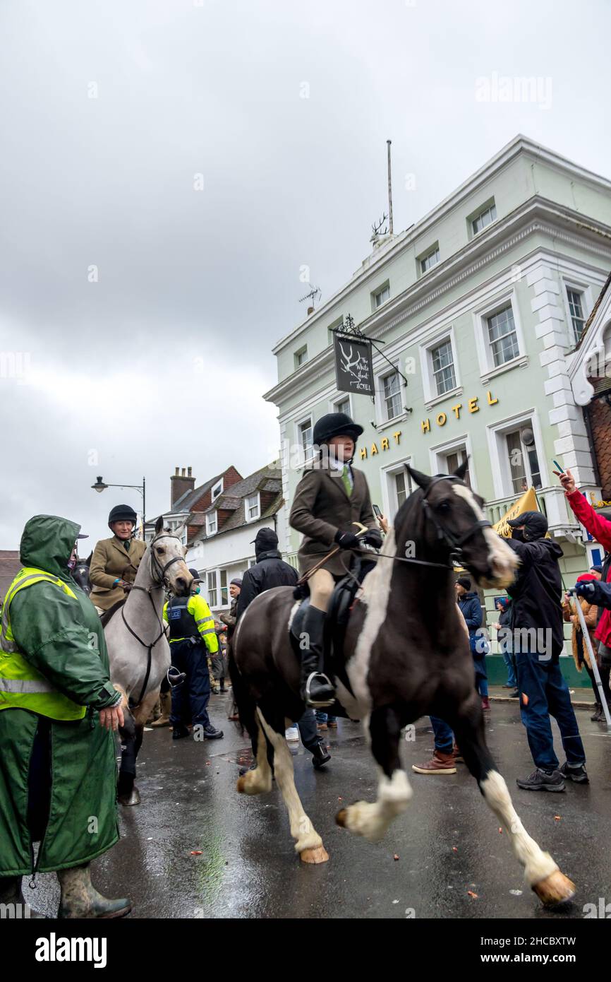 Lewes, East Sussex, Regno Unito. 27th Nov 2021. I tifosi di Southdown e Eridge Hunt si riuniscono a Lewes per rallegrarsi e applaudire la caccia locale mentre attraversa la città in questo evento di boxe. Allo stesso tempo i manifestanti della caccia anti si riunirono per protestare contro gli sport del sangue. Credit: Newspics UK South/Alamy Live News Foto Stock