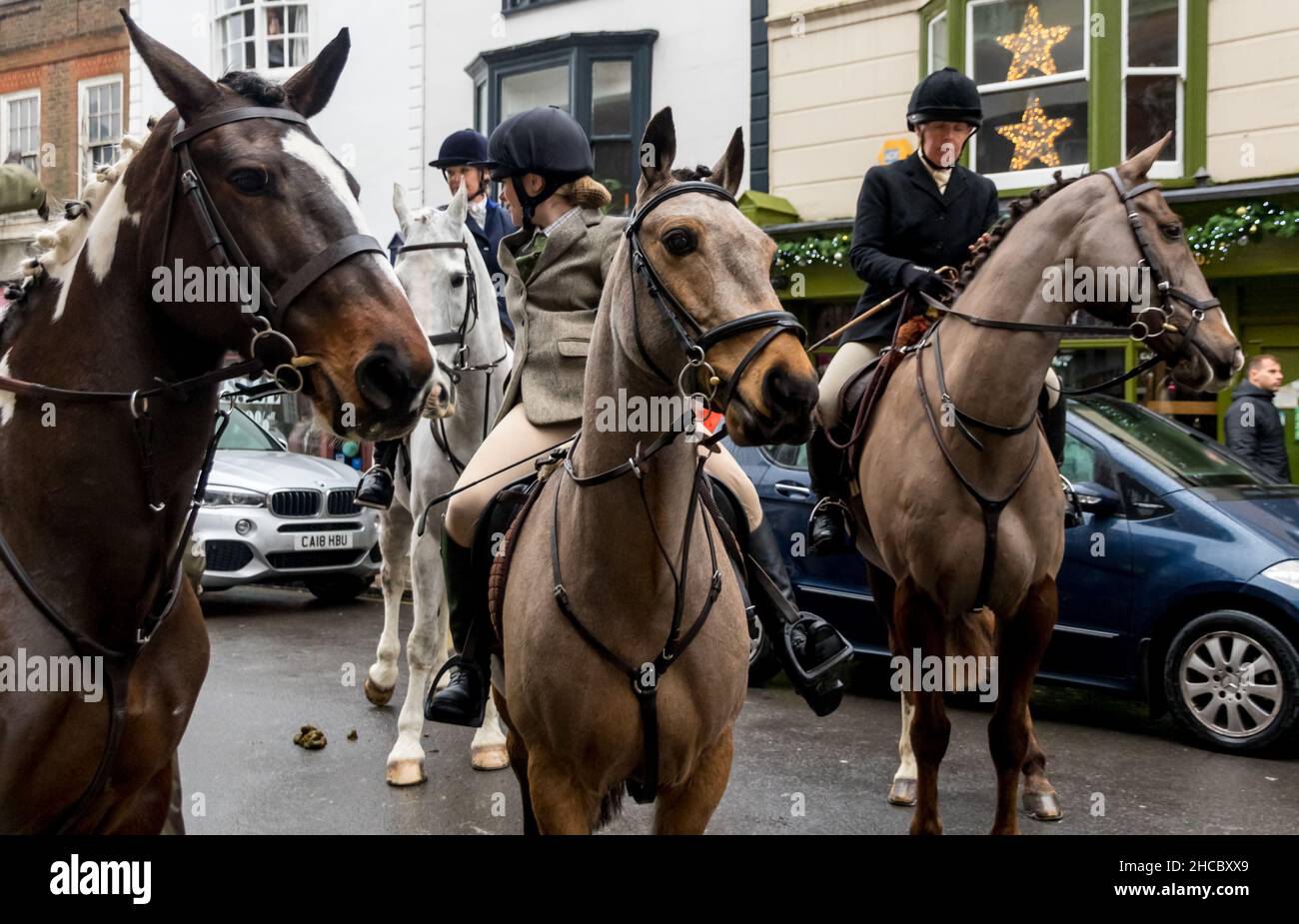 Lewes, East Sussex, Regno Unito. 27th Nov 2021. I tifosi di Southdown e Eridge Hunt si riuniscono a Lewes per rallegrarsi e applaudire la caccia locale mentre attraversa la città in questo evento di boxe. Allo stesso tempo i manifestanti della caccia anti si riunirono per protestare contro gli sport del sangue. Credit: Newspics UK South/Alamy Live News Foto Stock