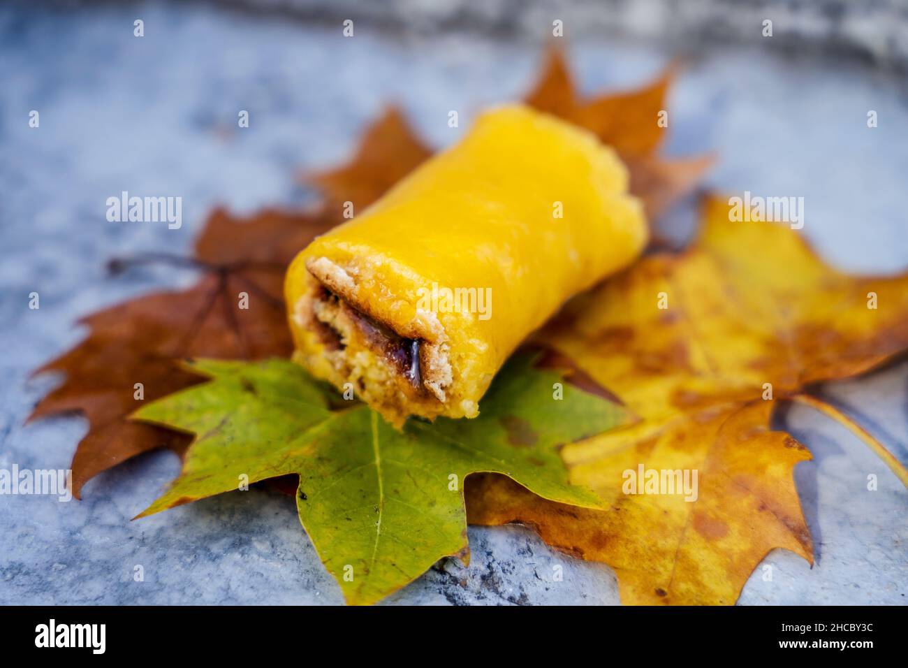 Delizioso deserto dolce tipico chiamato torta de Azeitao sulle foglie autunnali, Azeitao, Portogallo Foto Stock