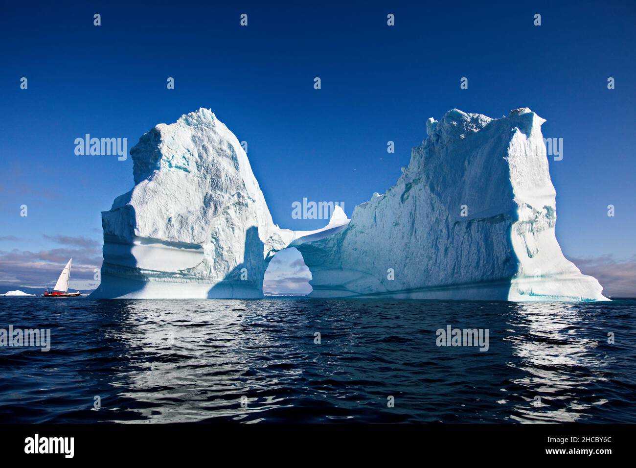 Bellissimo paesaggio con grandi iceberg in mezzo al mare in Groenlandia Foto Stock