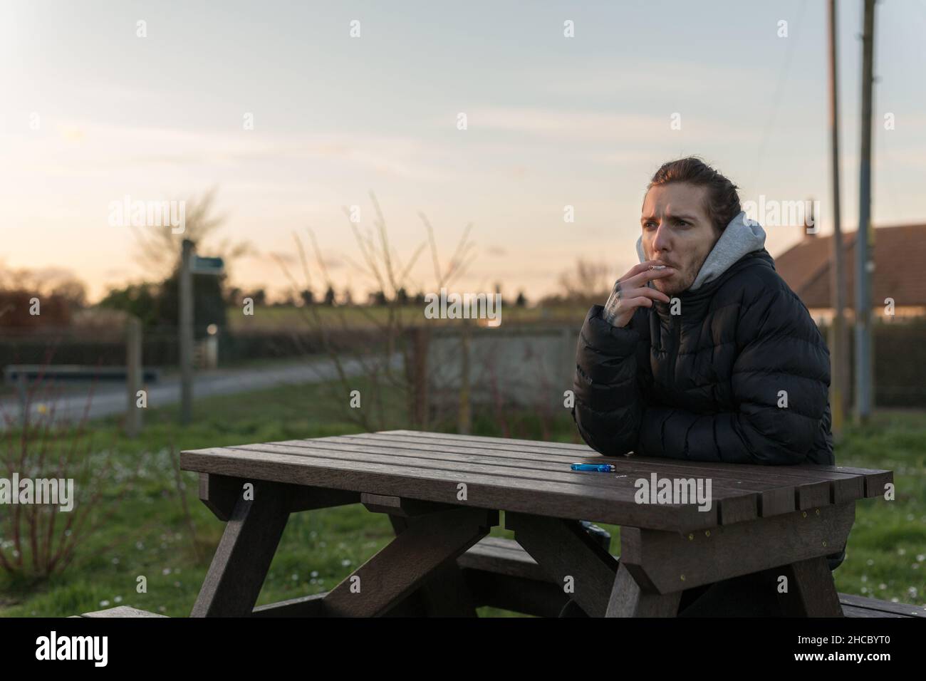 Woodbridge Suffolk UK Marzo 01 2020: A 20 qualcosa di maschio che fuma una cannabis comune per aiutare con la sua salute. Medicina alternativa, marijuana medica con Foto Stock